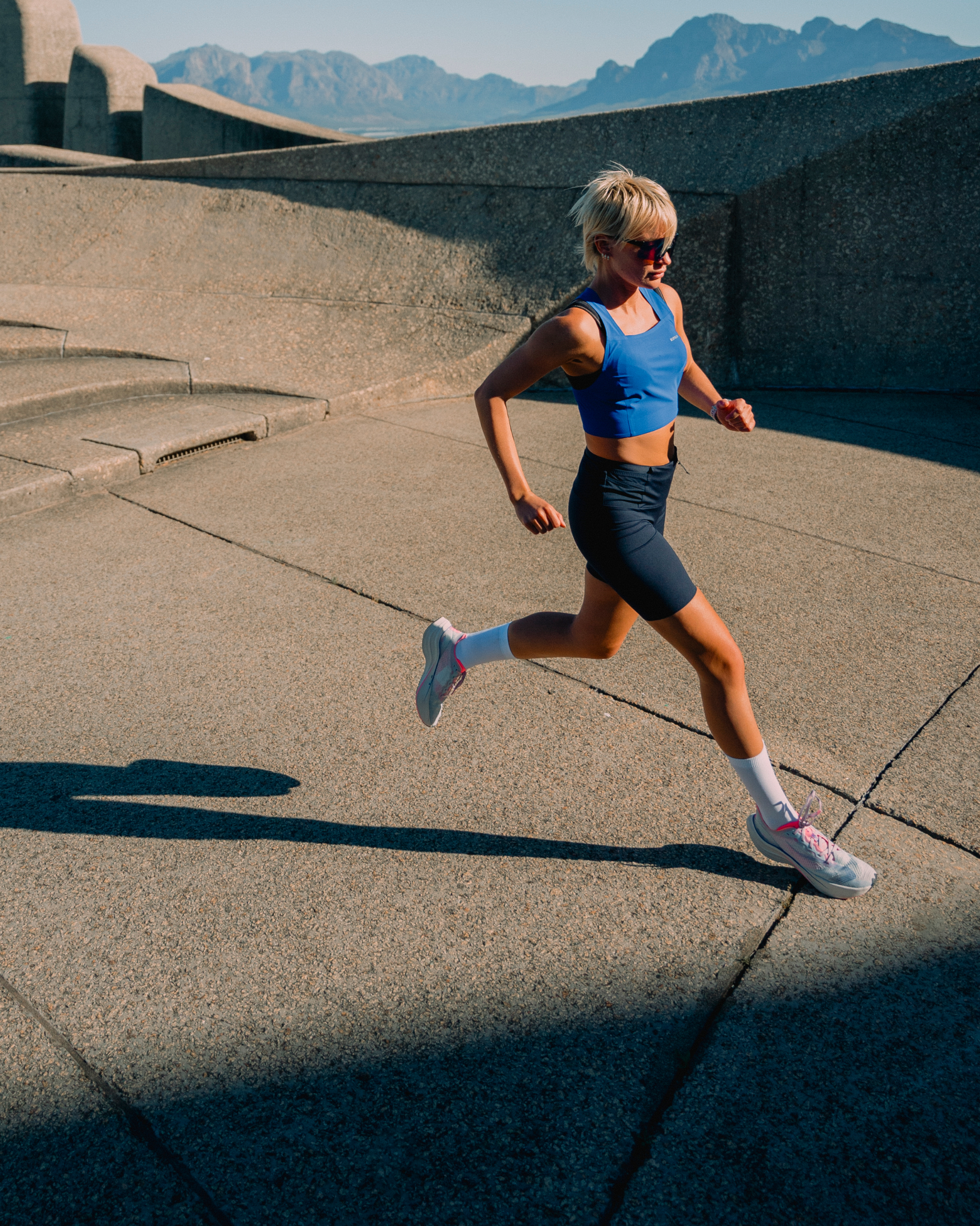 Eine Frau joggt draussen