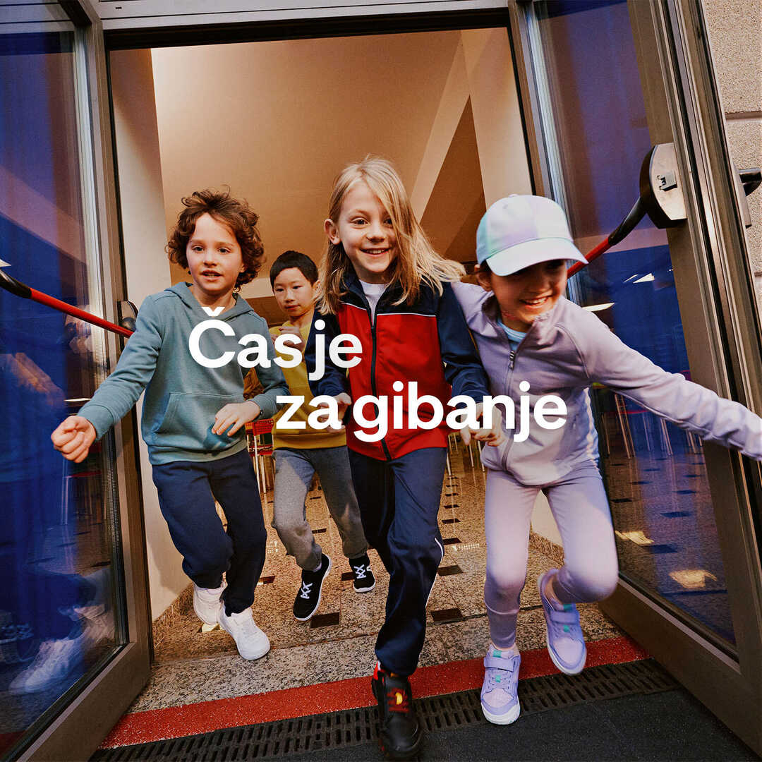 Otroci tečejo skozi vrata šole