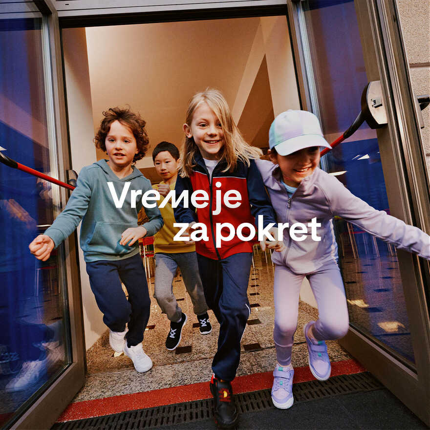 Deca trče kroz školska vrata