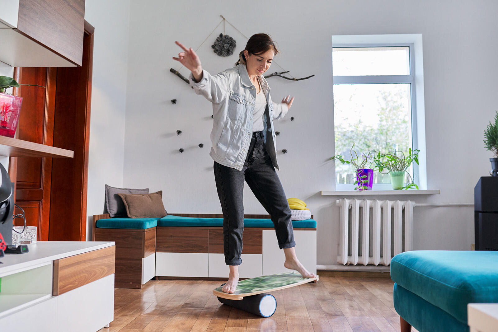 Kobieta ćwicząca na trickboardzie na stojąco