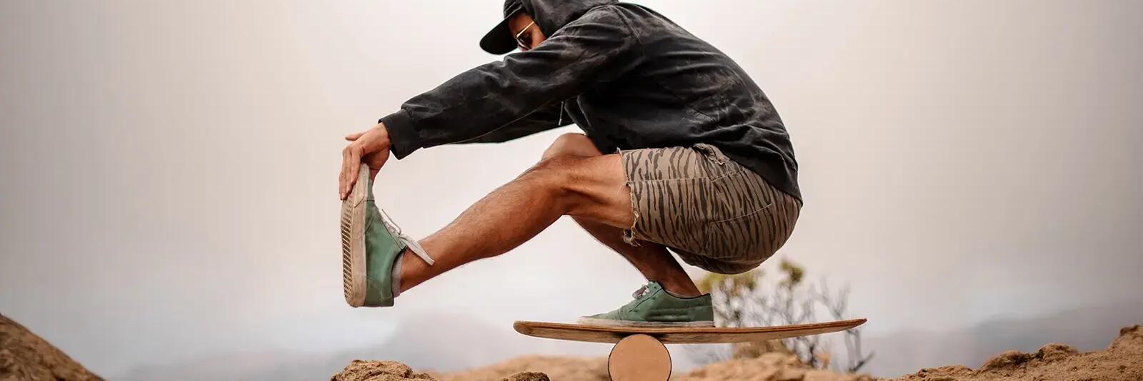 Mężczyzna ćwiczący na trickboardzie