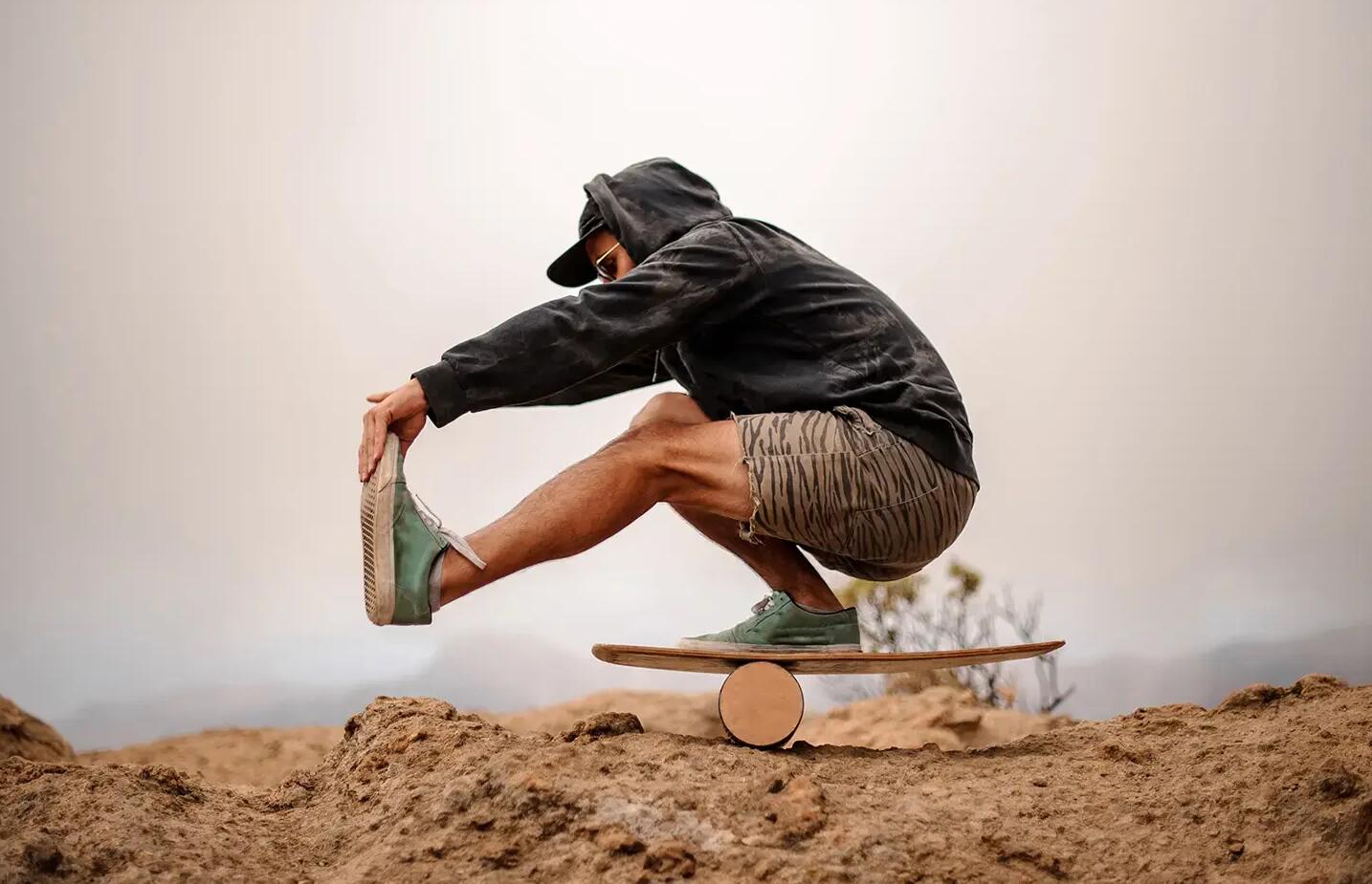 Mężczyzna trenujący równowagę na trickboardzie
