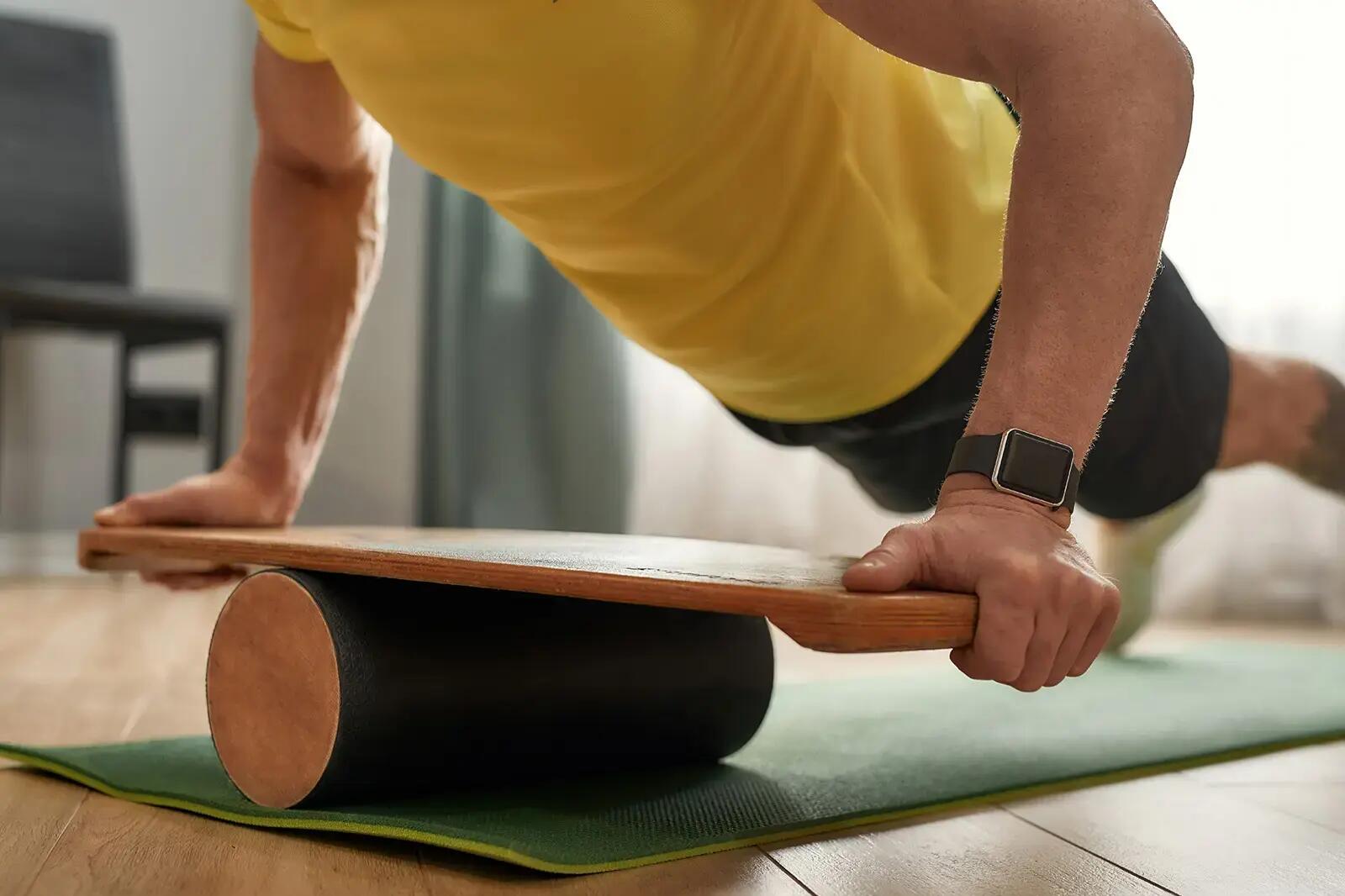 Mężczyzna ćwiczący plank na trickboardzie
