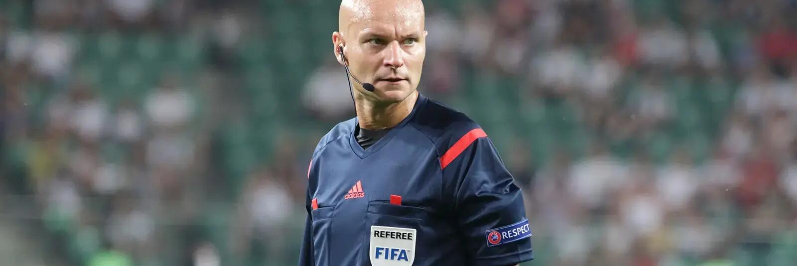 Sędzia piłkarski na boisku