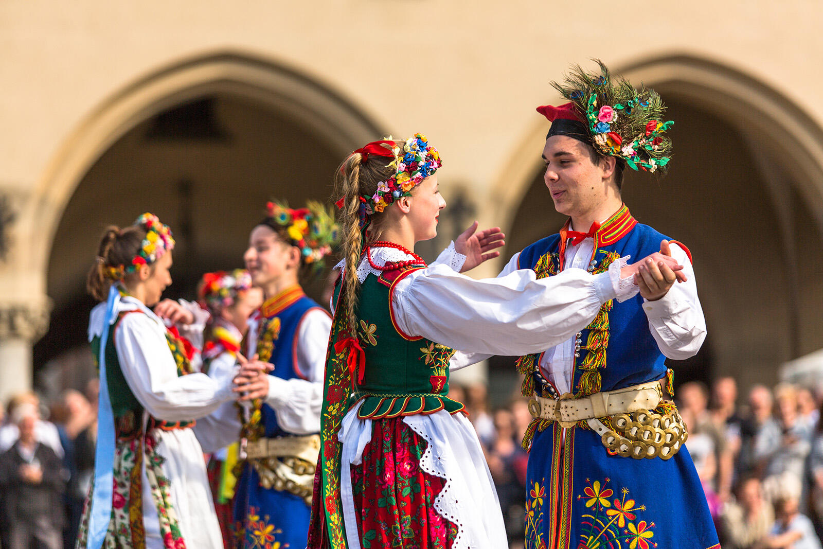 Pary w strojach ludowych tańczące krakowiaka