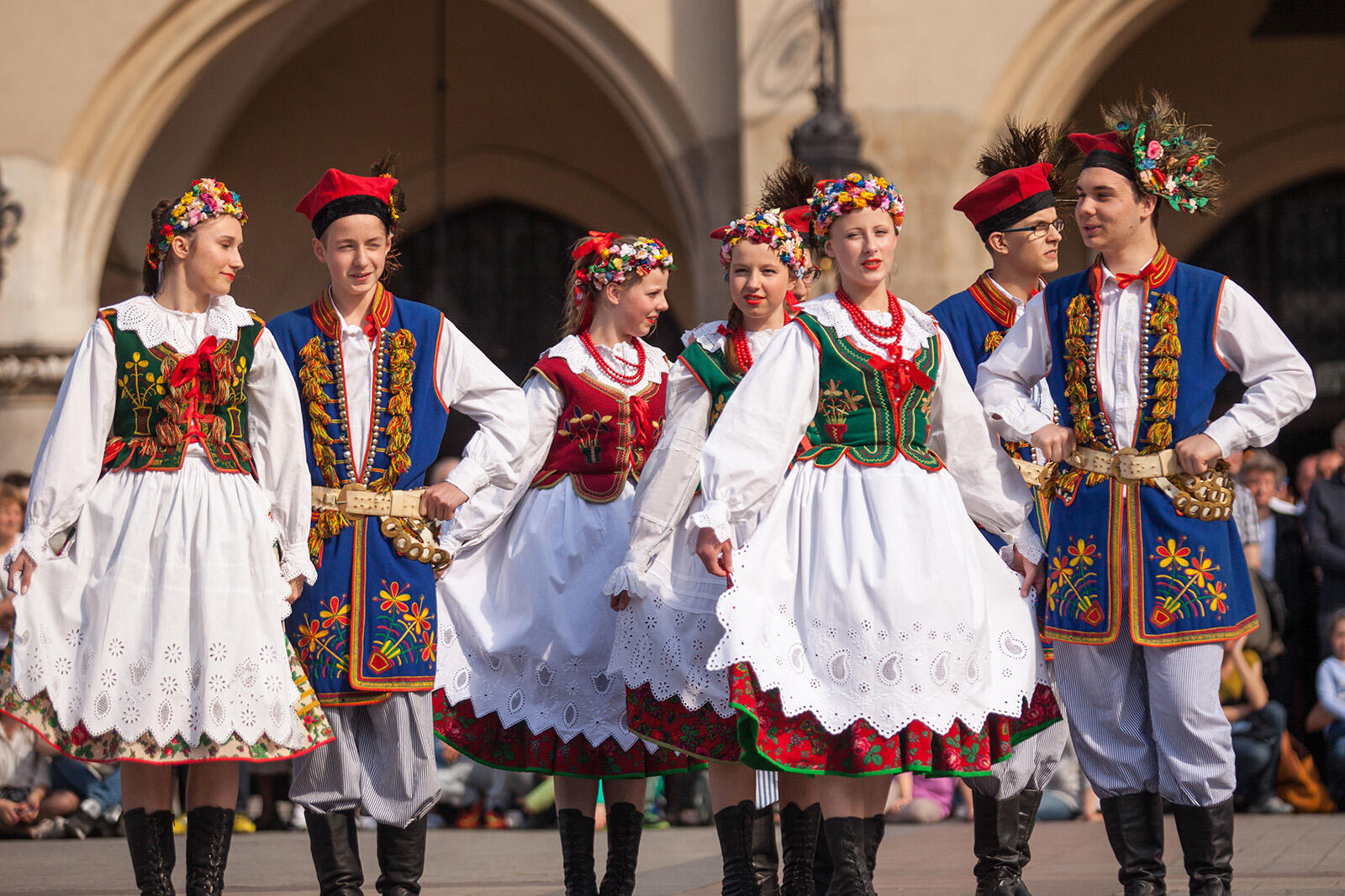 Pary w strojach ludowych przygotowujące się do tańca
