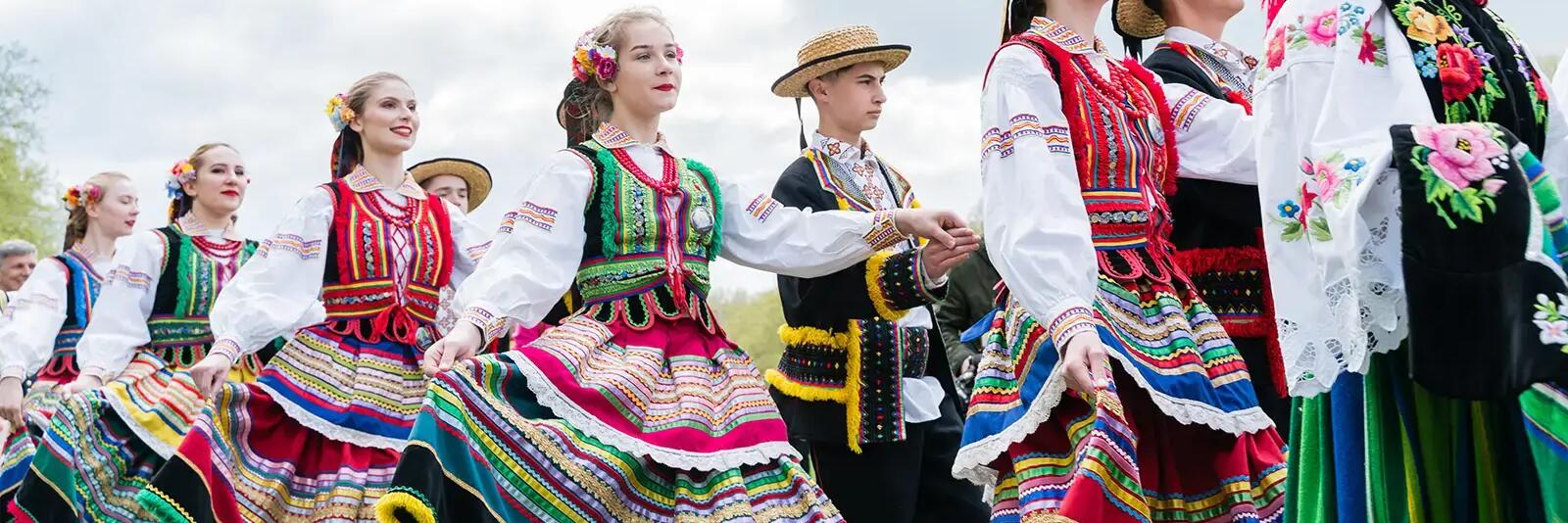 Kobiety i mężczyźni w parach tańczący mazura