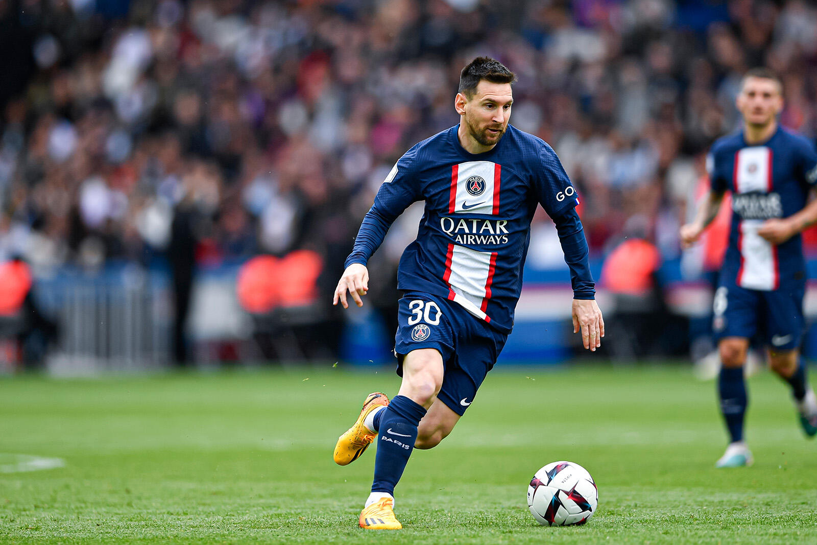 Messi biegnący z piłką podczas meczu