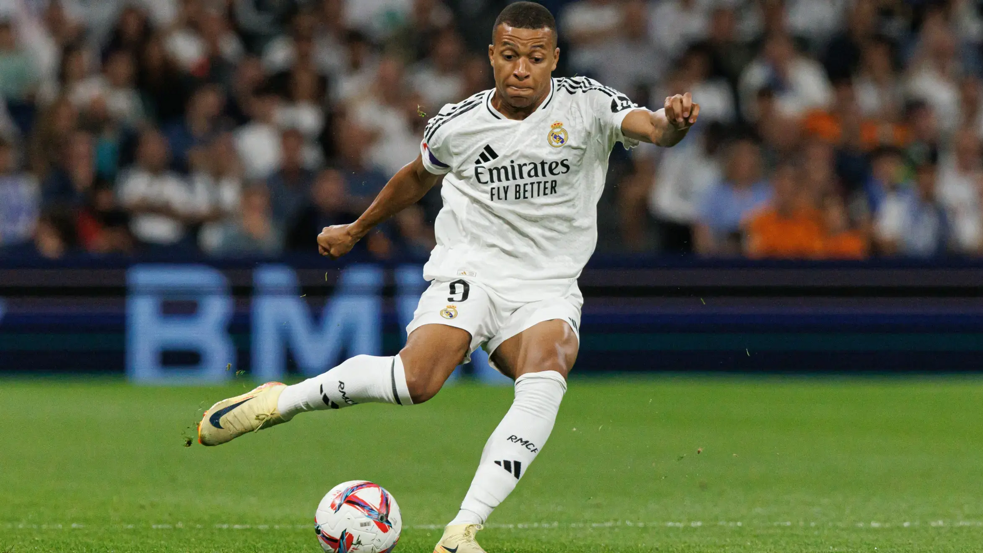 Mbappe kopiący w piłkę na boisku
