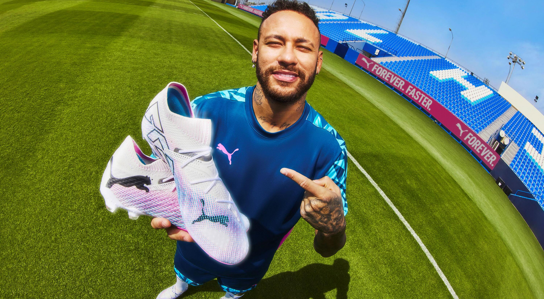 Neymar trzymający w rękach korki