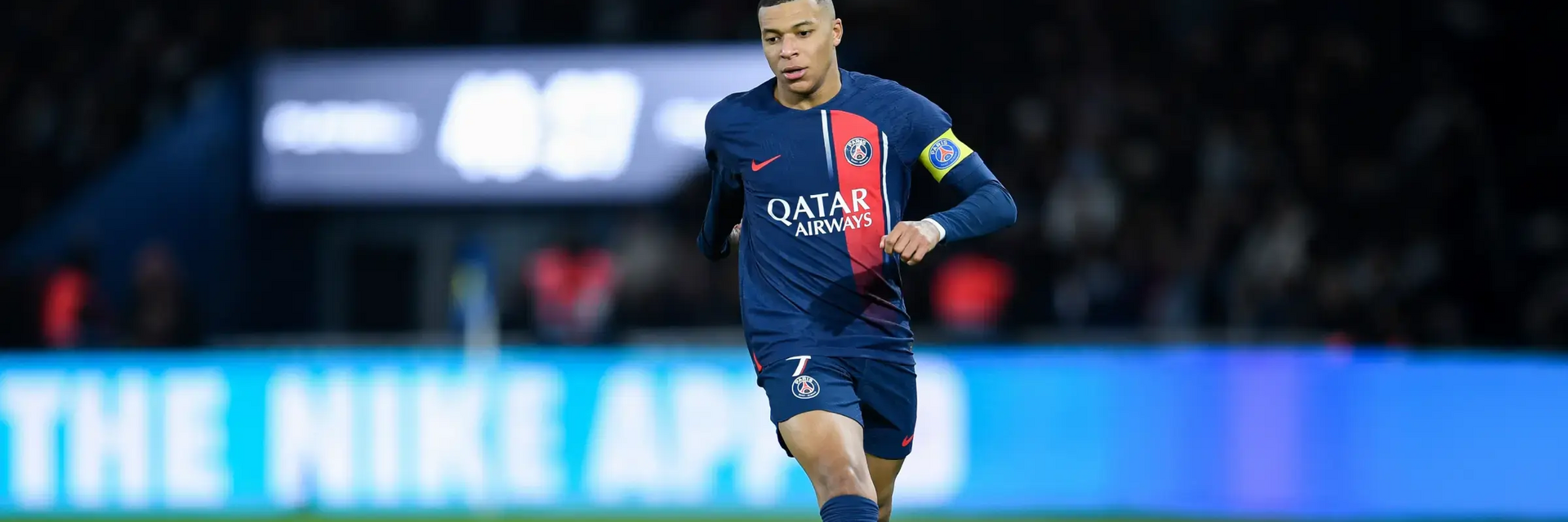 Mbappe biegnący z piłką po boisku