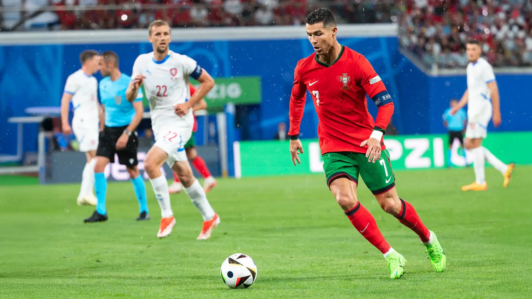 Ronaldo biegnący z piłką podczas meczu