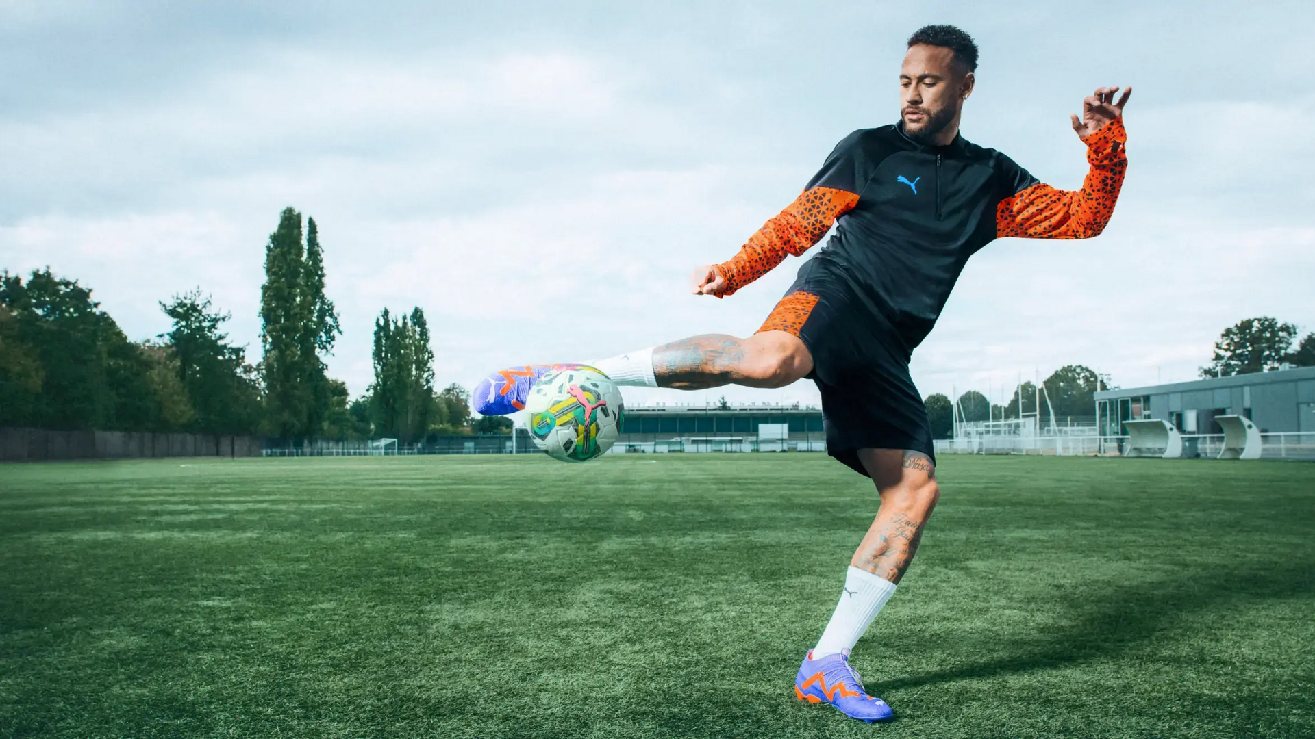 Neymar kopiący w piłkę na boisku