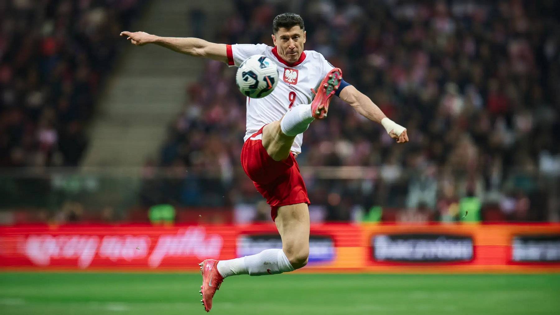 Lewandowski wykopujący piłkę