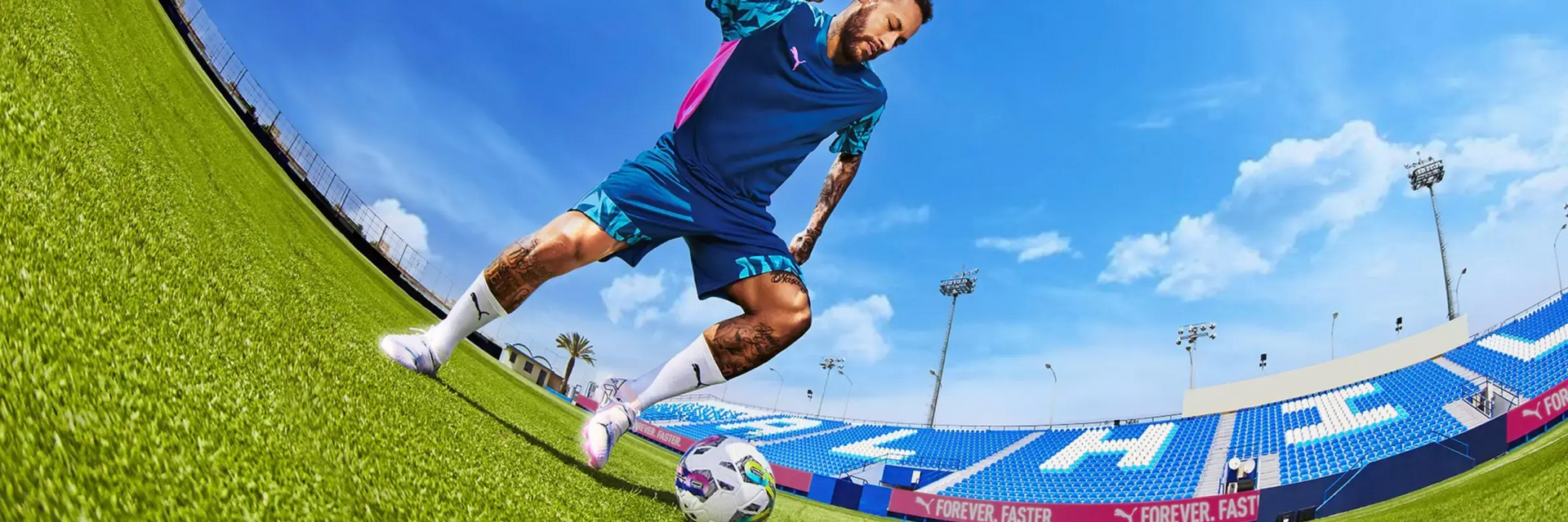 Neymar z piłką na boisku