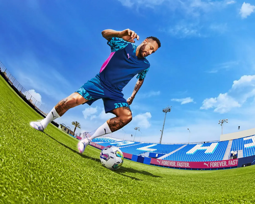 Neymar z piłką na boisku