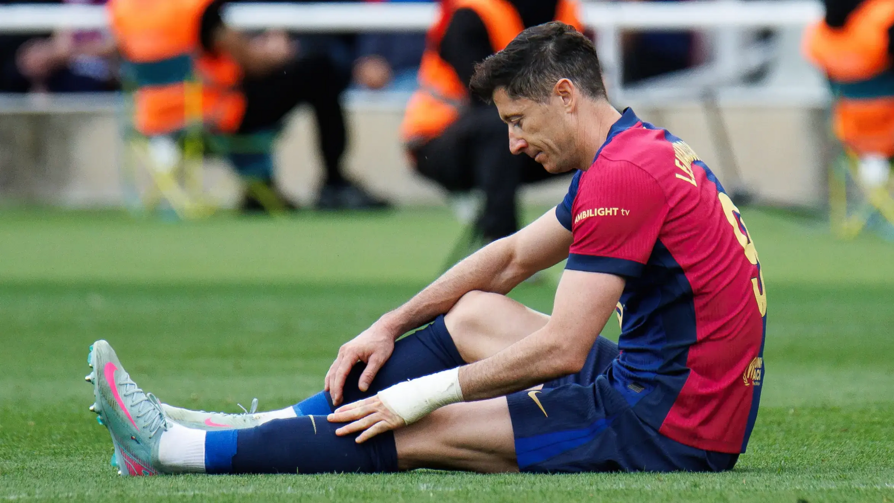Lewandowski siedzący na murawie