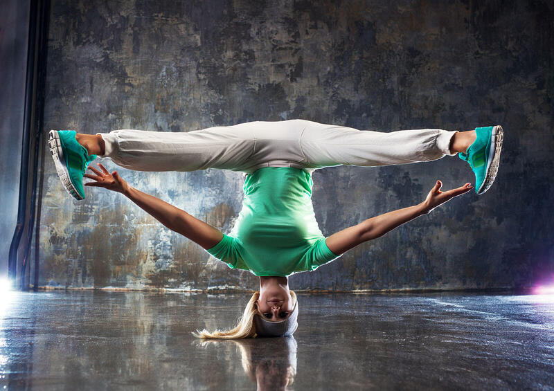 Jak tańczyć na głowie? Headspin breakdance