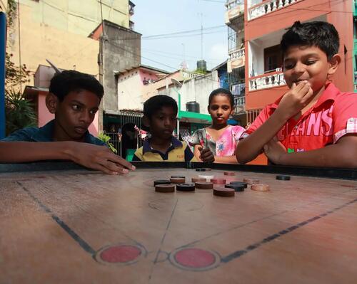 Dzieci grające w carrom