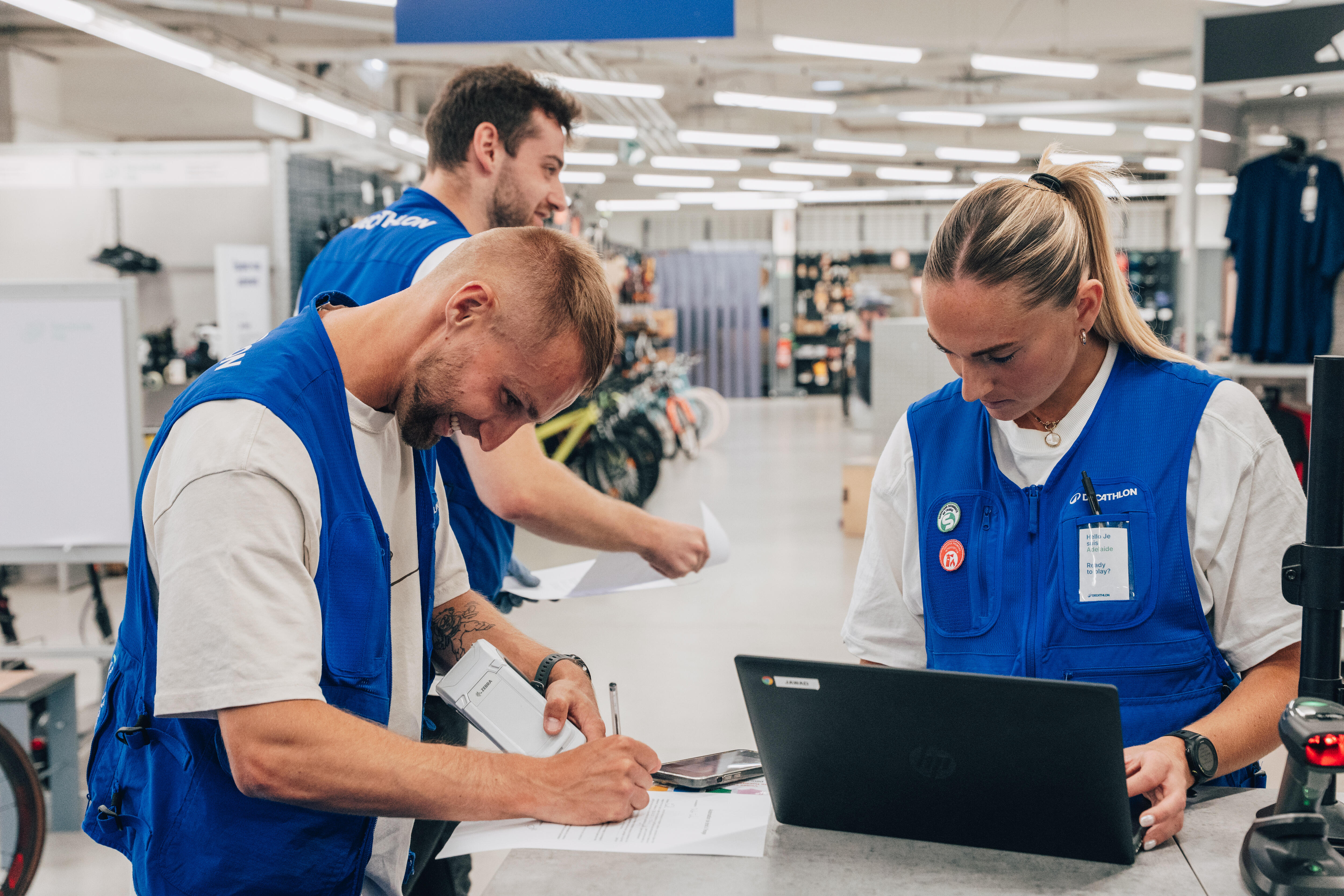 Asesor de Decathlon ayudando a un cliente