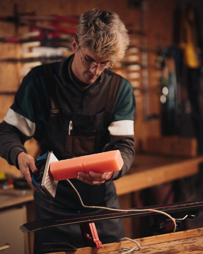 Faut-il farter des skis neufs ?