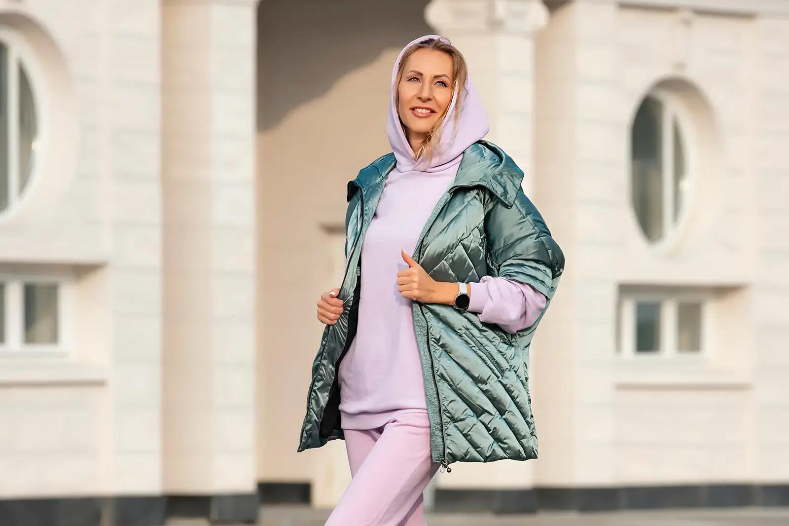 Kobieta w kurtce i w dresach