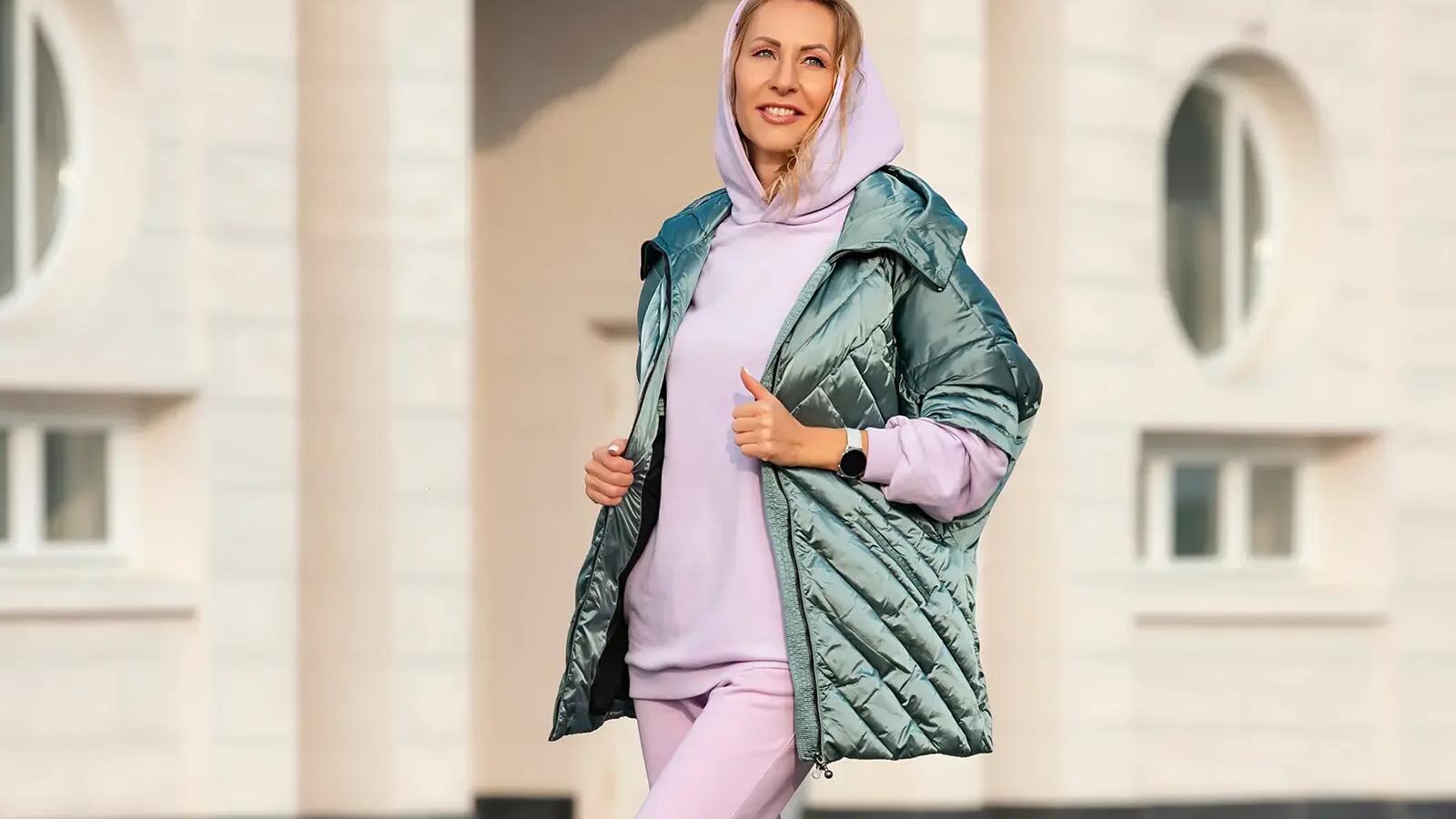 Kobieta w kurtce i w dresach
