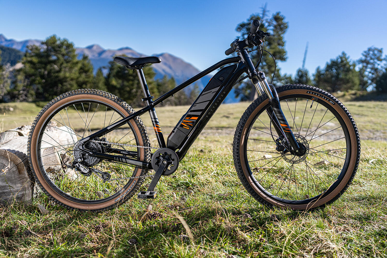 Rower Btwin stojący na łące