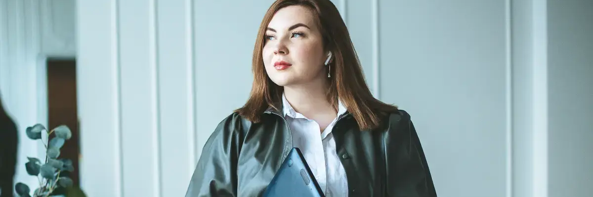 Kobieta plus size w ramonesce z laptopem w rękach
