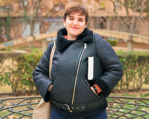 Kobieta plus size w kożuszku