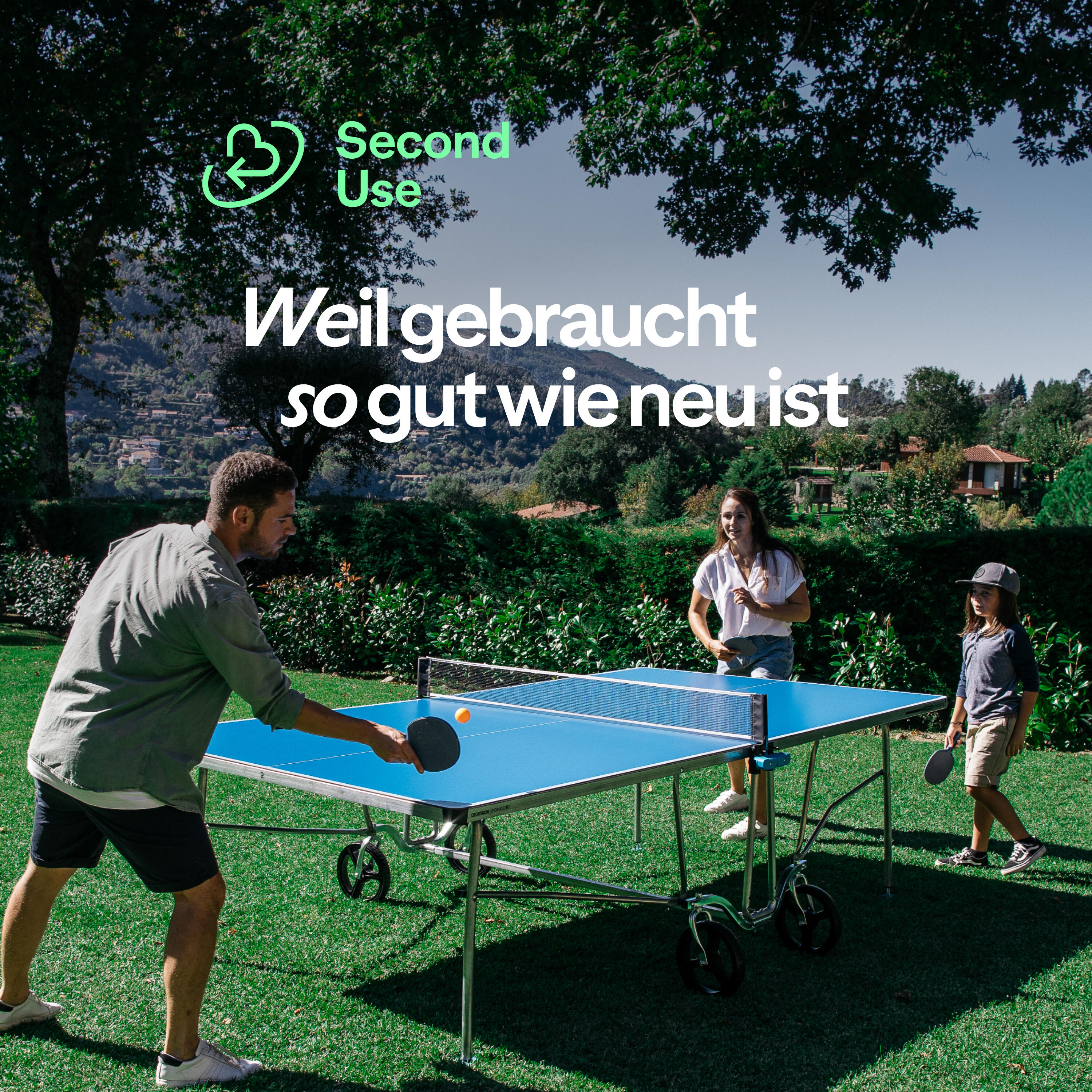 Eine Familie, die gemeinsam Tischtennis spielt.