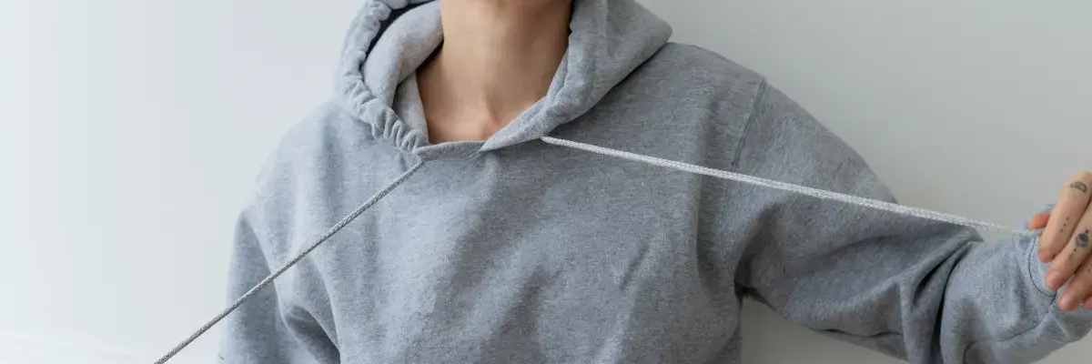 Kobieta trzymająca sznurki od bluzy