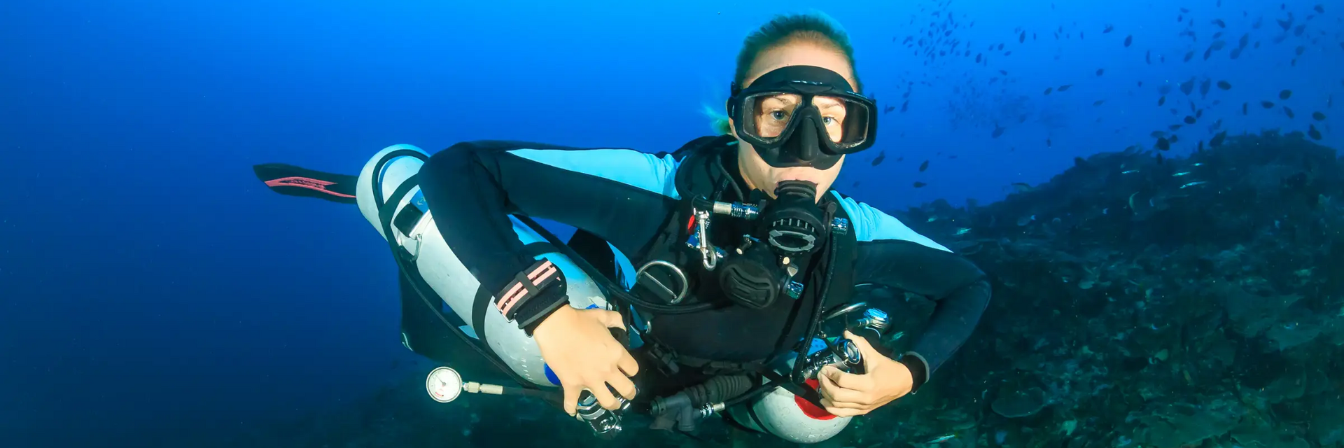 Kobieta nurkująca w konfiguracji sidemount