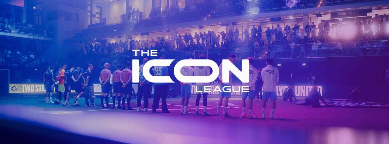 Logo der ‚The Icon League‘ in weißer Schrift auf einem blau-violett beleuchteten Hintergrund, der eine vollbesetzte Arena mit Spielern auf dem Feld zeigt.