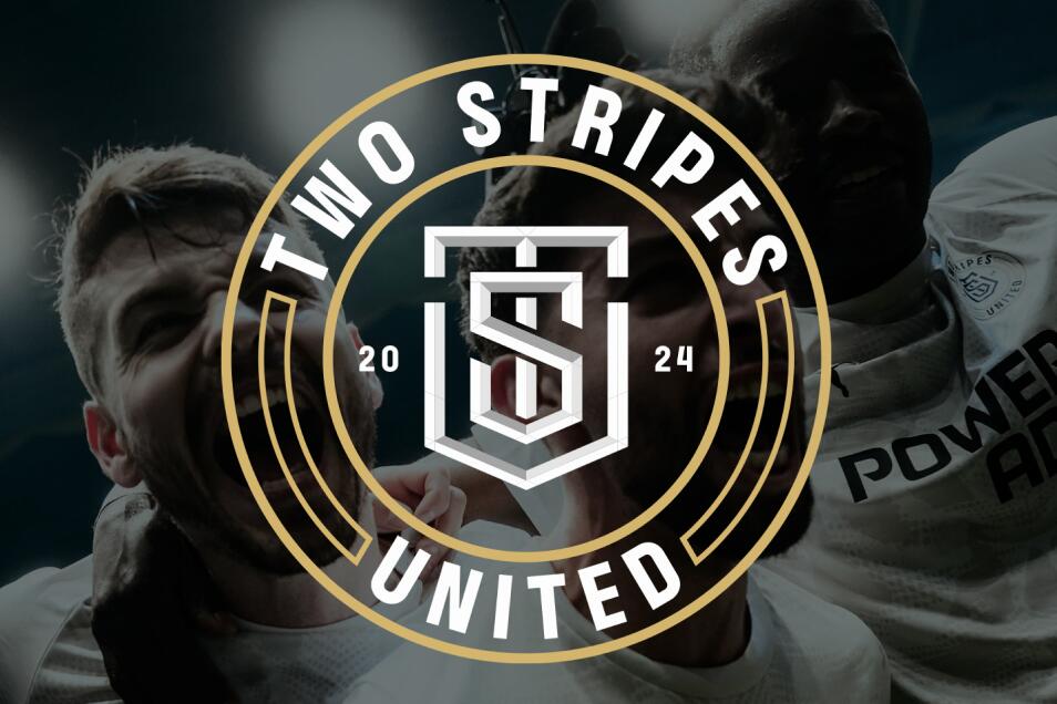 Ein goldfarbenes, kreisförmiges Emblem mit der Aufschrift „TWO STRIPES UNITED“ über einem 3D-Schild mit den ineinandergreifenden Buchstaben „T“ und „S“. Das Emblem ist vor einem dramatisch beleuchteten Foto von drei jubelnden Fußballspielern in hellgrauen Trikots positioniert.