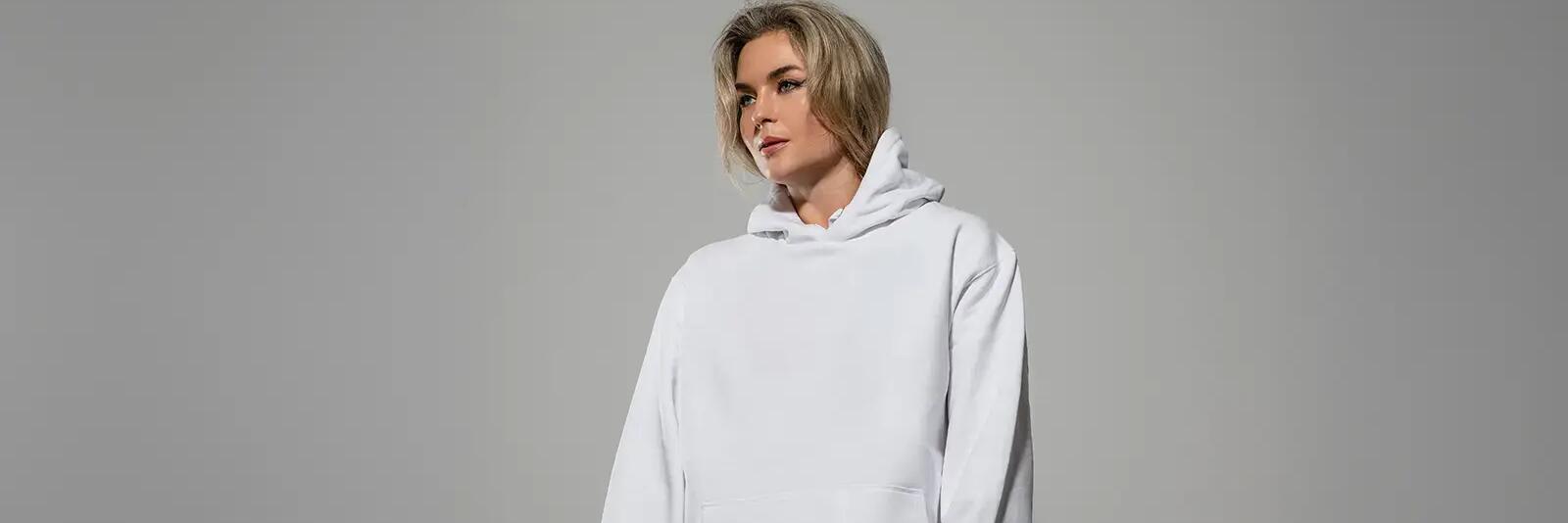Kobieta w bluzie oversize