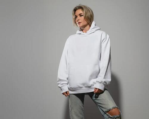 Kobieta w bluzie oversize