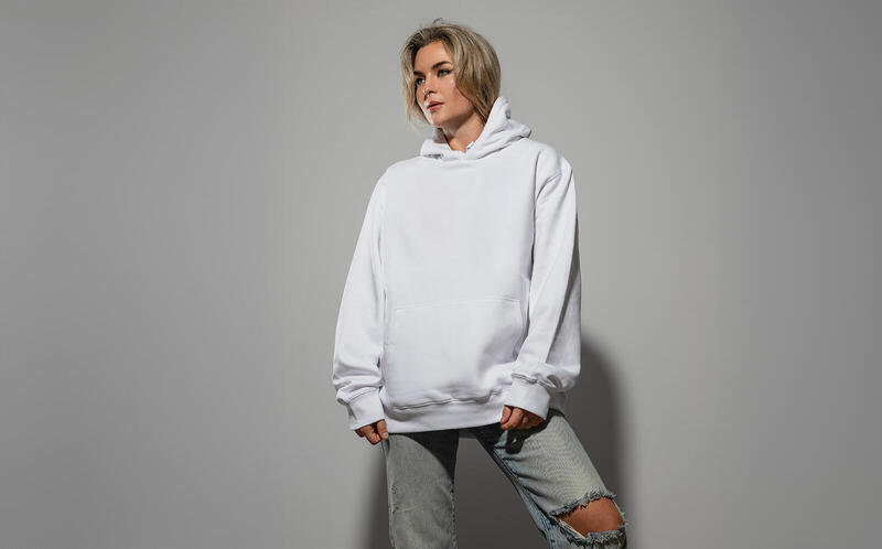 Jak nosić bluzy oversize? Oto pomysły na modne stylizacje!