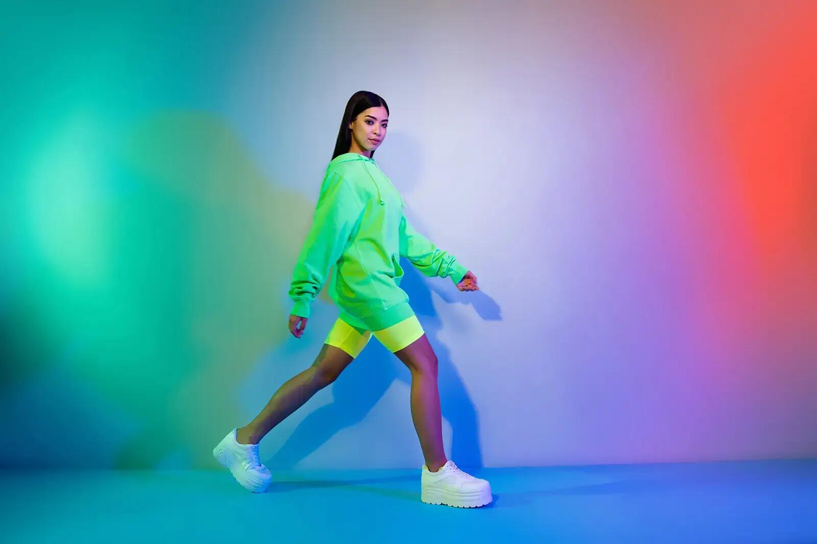 Kobieta w bluzie oversize pozująca do zdjęcia