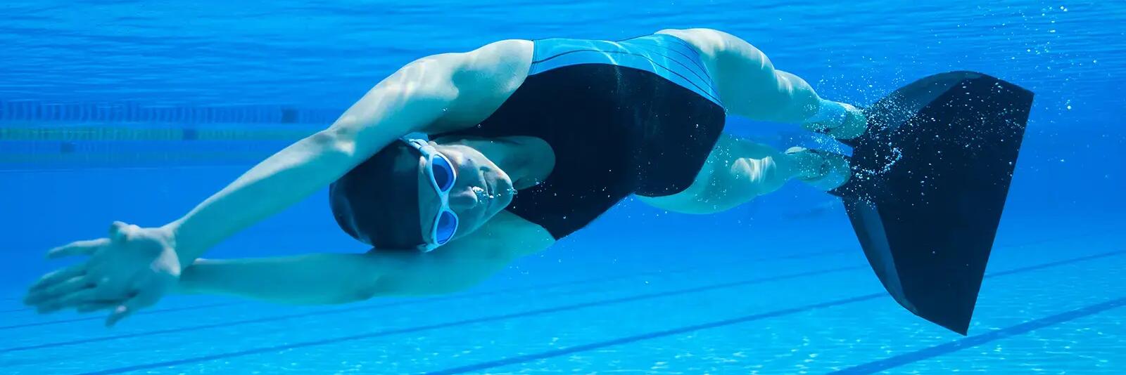 Kobieta trenująca finswimming w basenie