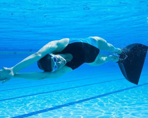 Kobieta trenująca finswimming w basenie