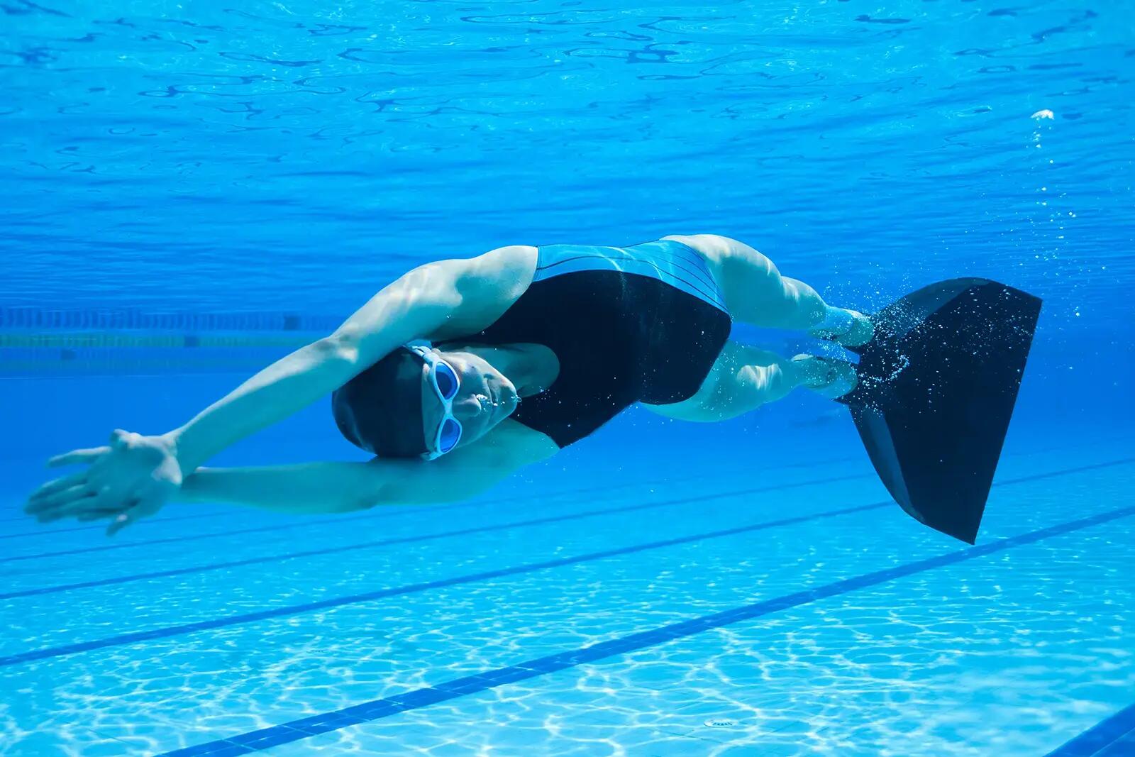 Finswimming, czyli pływanie w płetwach – co to jest?