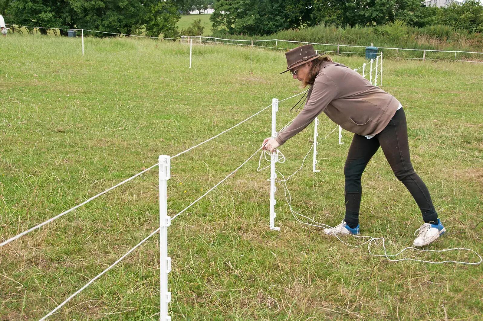 Kobieta montująca pastuch