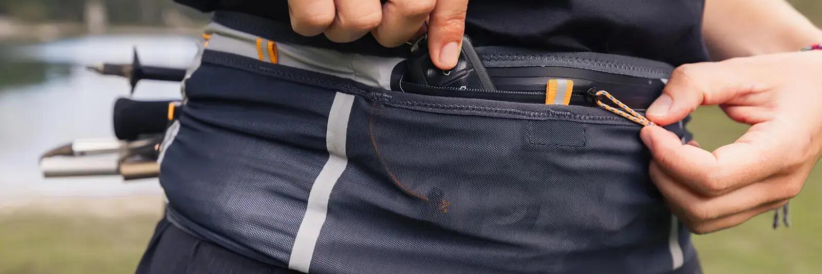 Mężczyzna chowający do nerki w pasie do biegania kluczyki