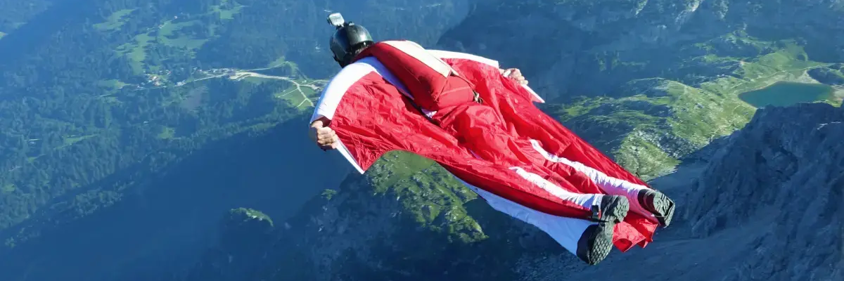 Mężczyzna uprawiający sport ekstremalny wingsuit