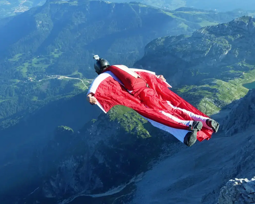Mężczyzna uprawiający sport ekstremalny wingsuit