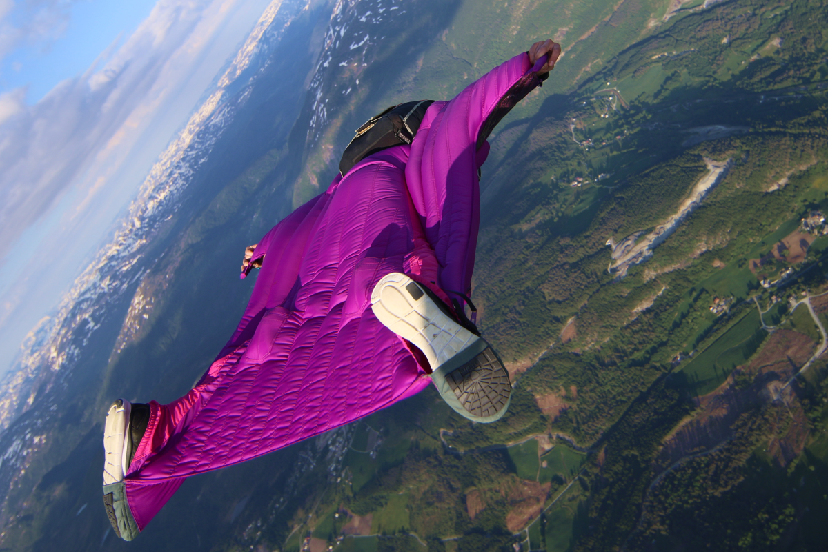 Mężczyzna uprawiający sport ekstremalny wingsuit