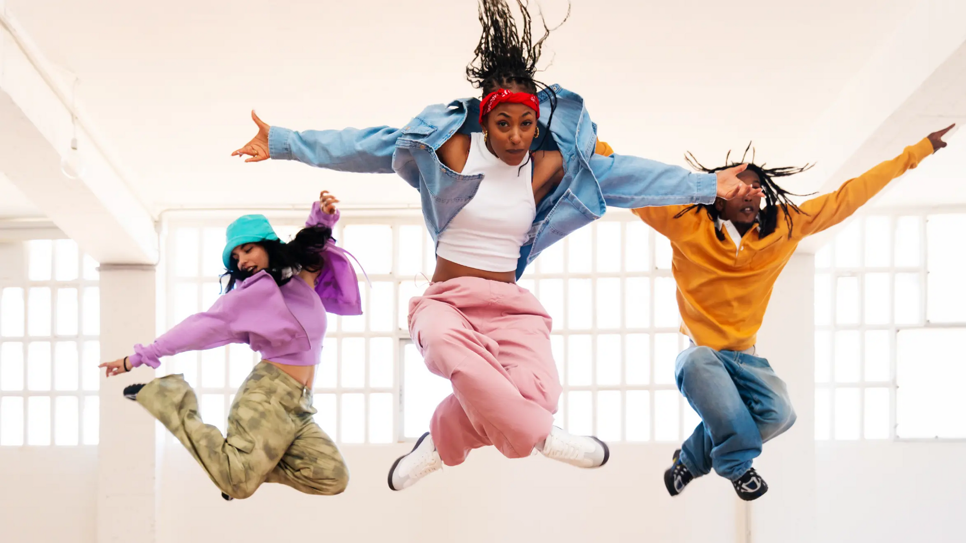 Dziewczyny trenujące jumpstyle na sali