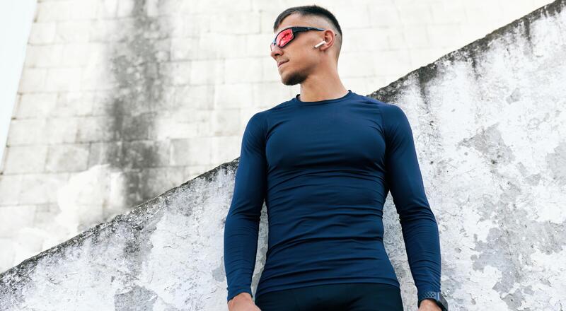 Modny longsleeve – co to jest? Jak i do czego go nosić? 