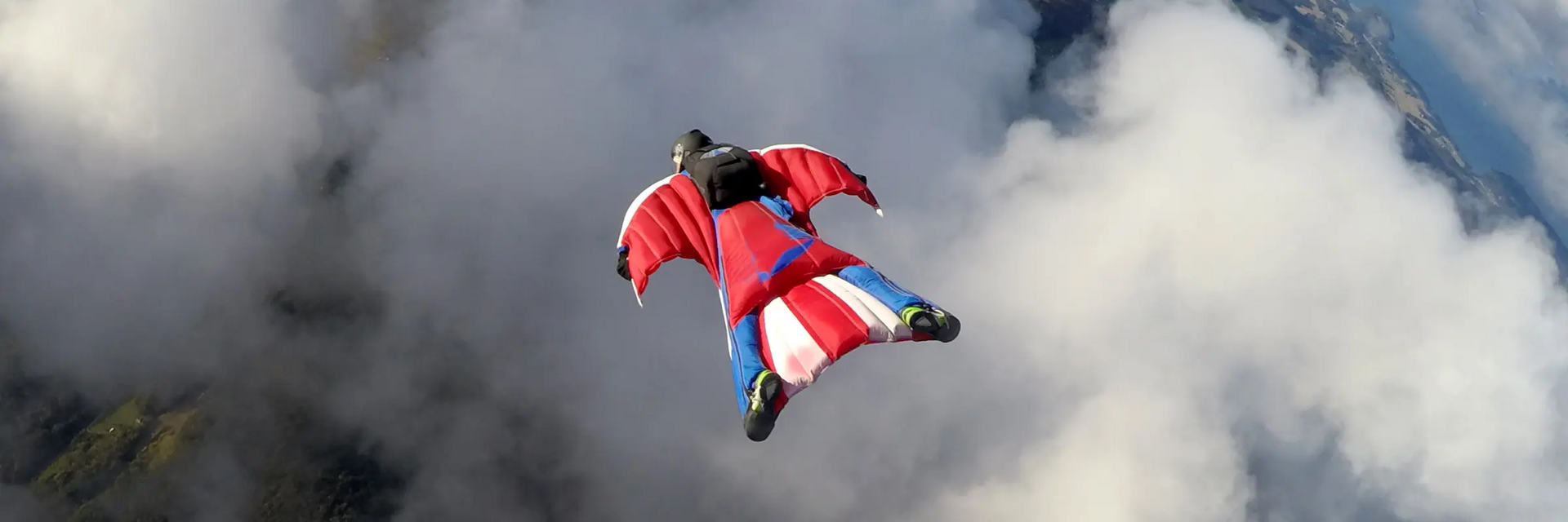 Osoba uprawiający base jumping